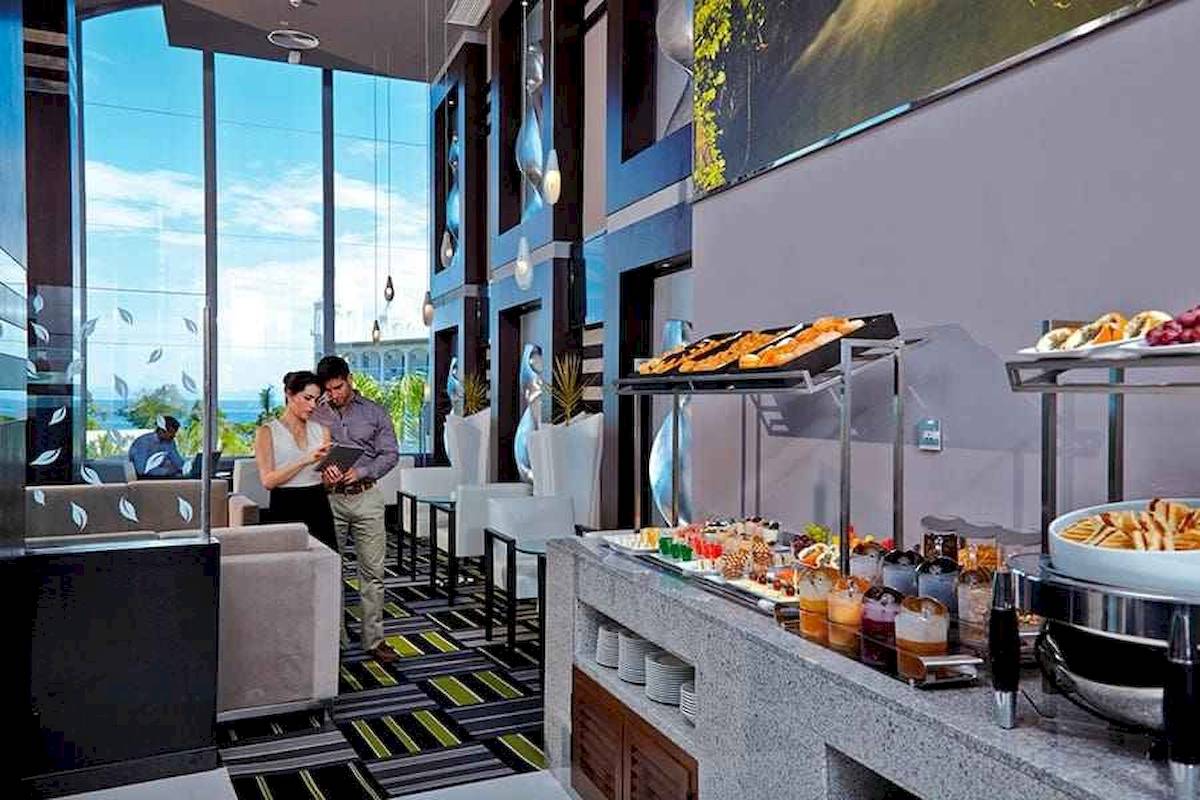 Paar am Buffet-Tisch im Riu Palace Costa Rica