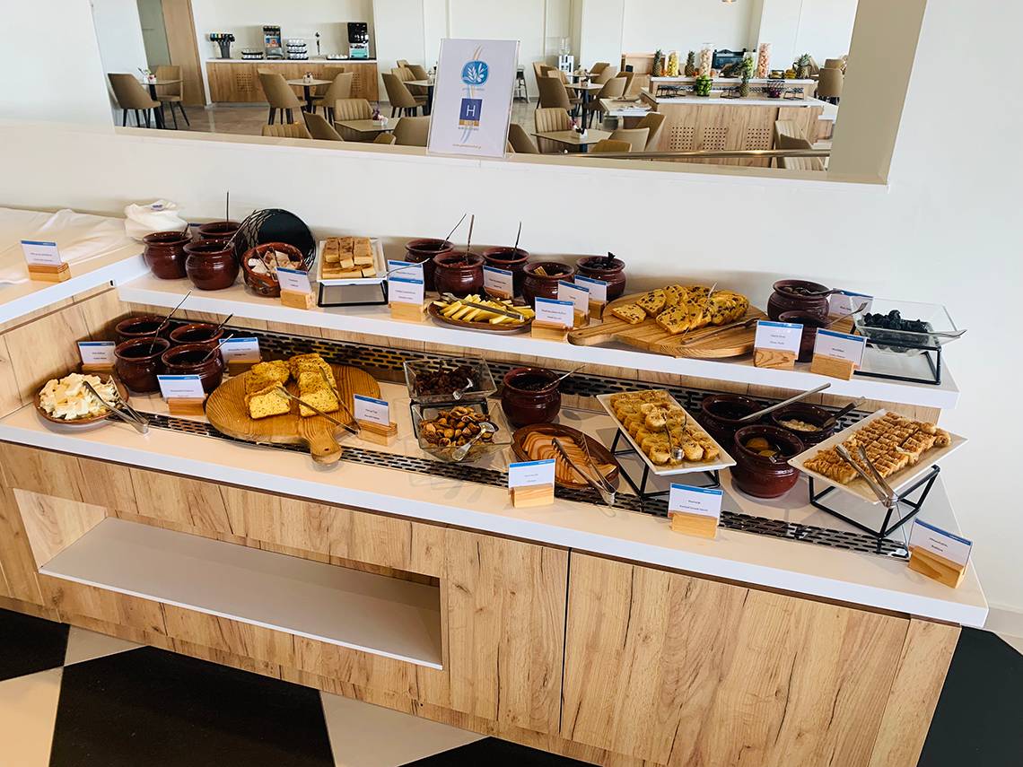 Buffet mit verschiedenen Speisen im Creta Princess Aquapark & Spa Hotel.
