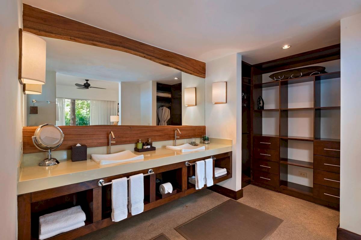Badezimmer im El Mangroove, Autograph Collection mit zwei Waschbecken und beleuchtetem Spiegel.