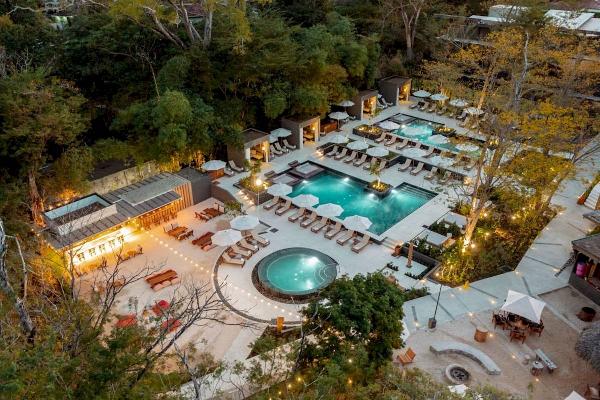 Luftaufnahme des El Mangroove, Autograph Collection Hotel, zeigt Swimmingpools, Liegen und Bäume.