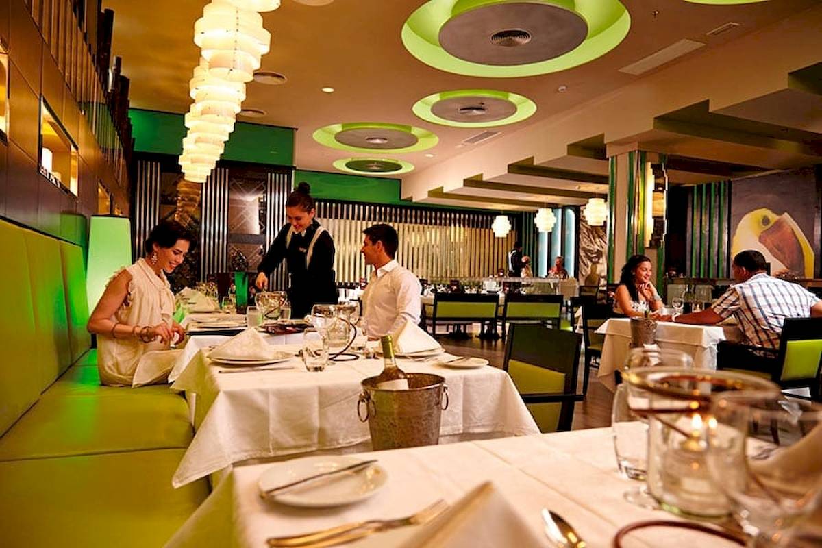 Innenbereich des Riu Guanacaste Hotels mit Gästen an Tischen