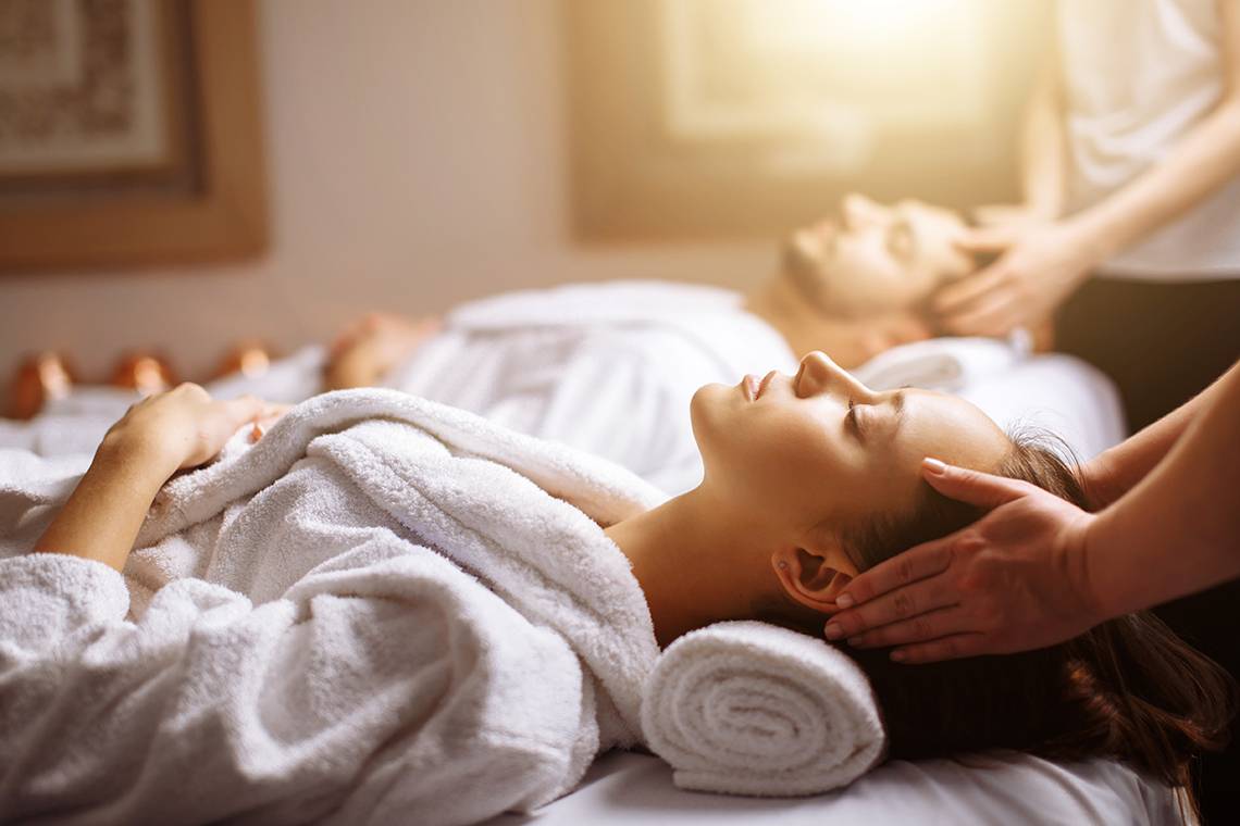 Frau im Wellnessbereich des Creta Princess Aquapark & Spa, während sie eine Massage genießt
