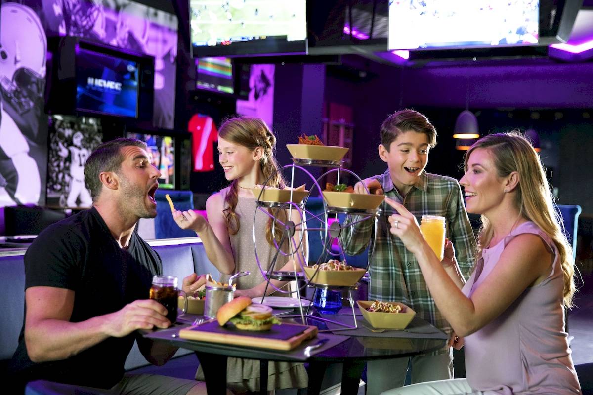 Familie isst zusammen im Planet Hollywood Beach Resort