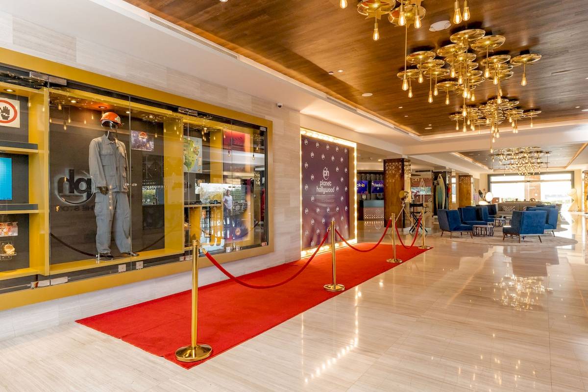 Der elegante Eingangsbereich des Planet Hollywood Beach Resort mit rotem Teppich und goldenen Stangen.