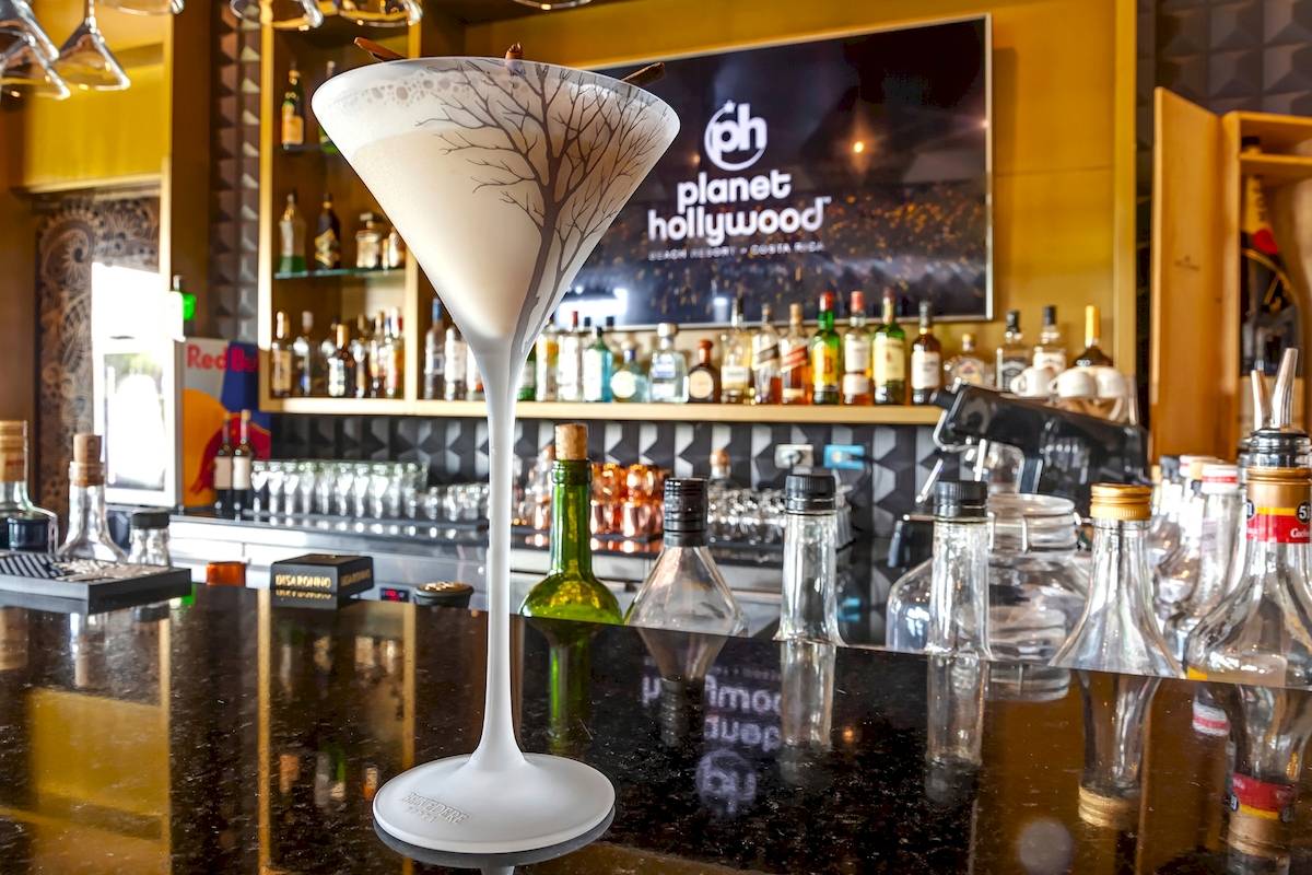 Cocktailglas auf der Bar des Planet Hollywood Beach Resorts mit Hintergrund der Bar.