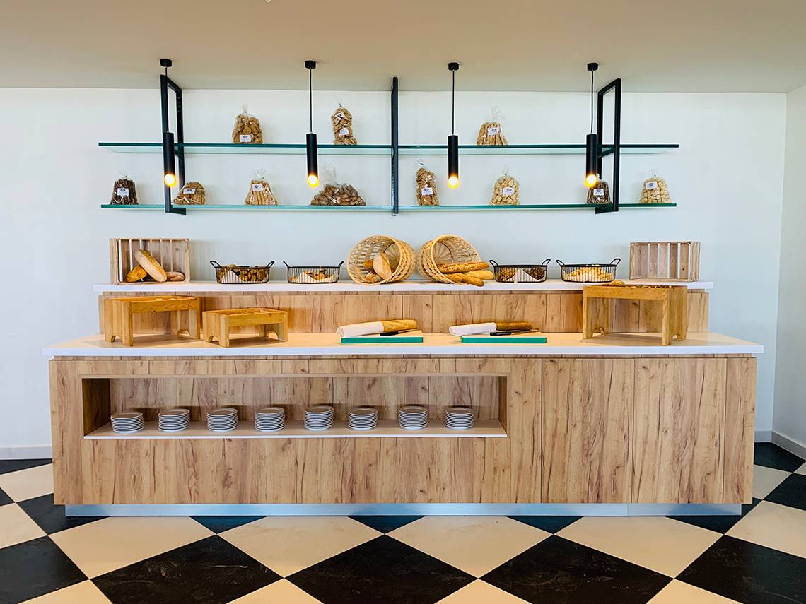 Bäckereibereich im Creta Princess Aquapark & Spa Hotel mit Holztheke und Produkten