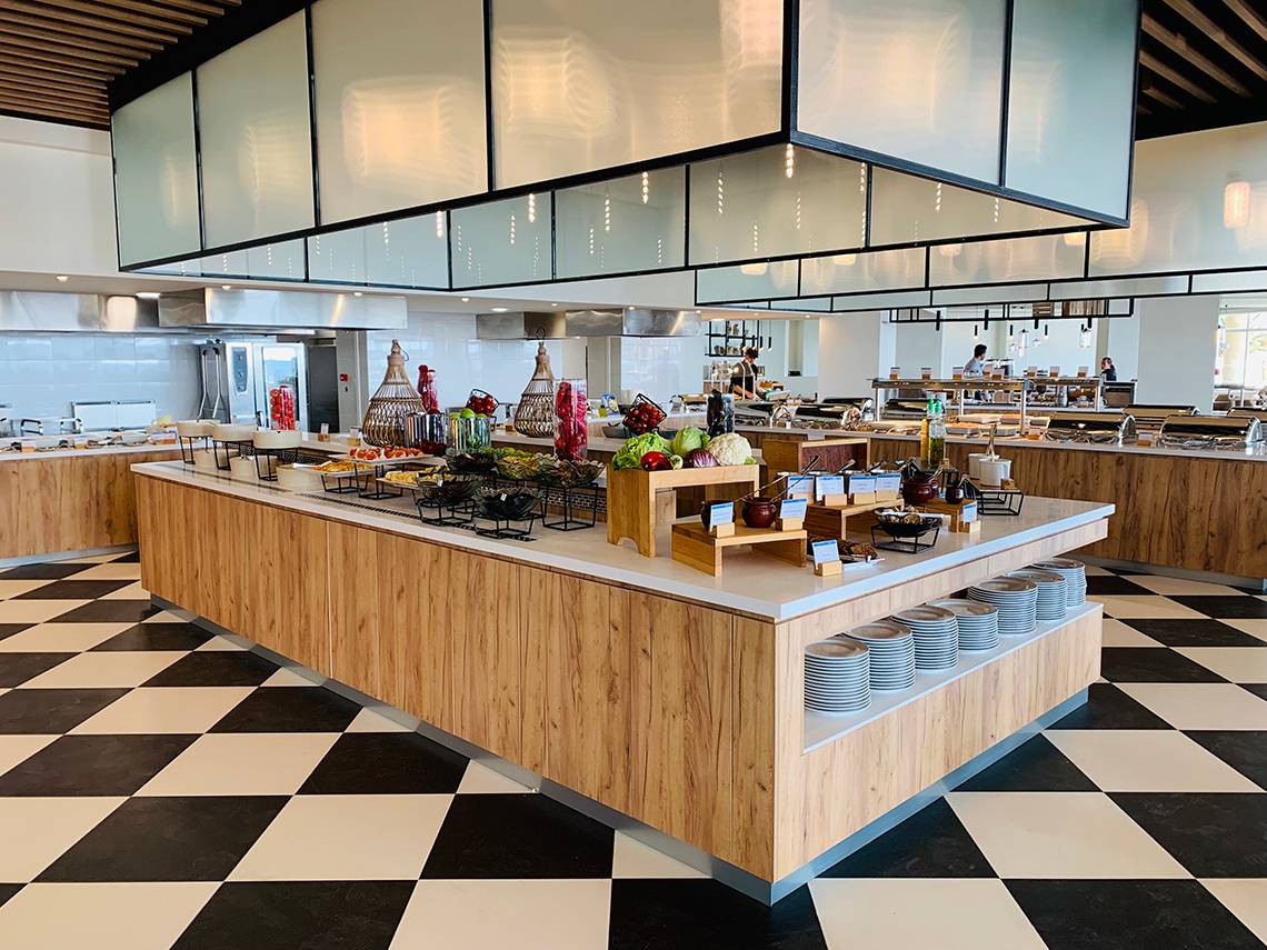 Buffet im Hotel Creta Princess Aquapark & Spa mit verschiedenen Gerichten und Salaten.