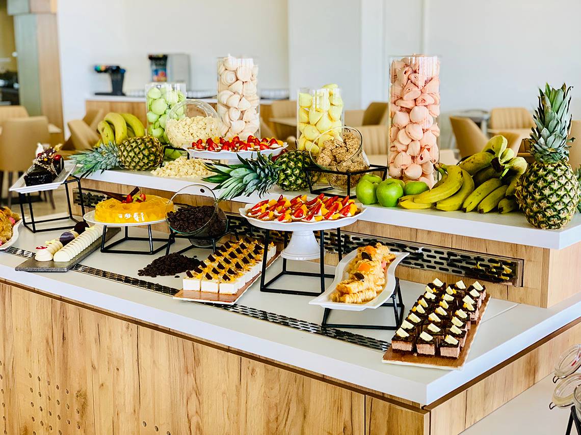 Buffet mit vielen Süßigkeiten im Hotel Creta Princess Aquapark & Spa