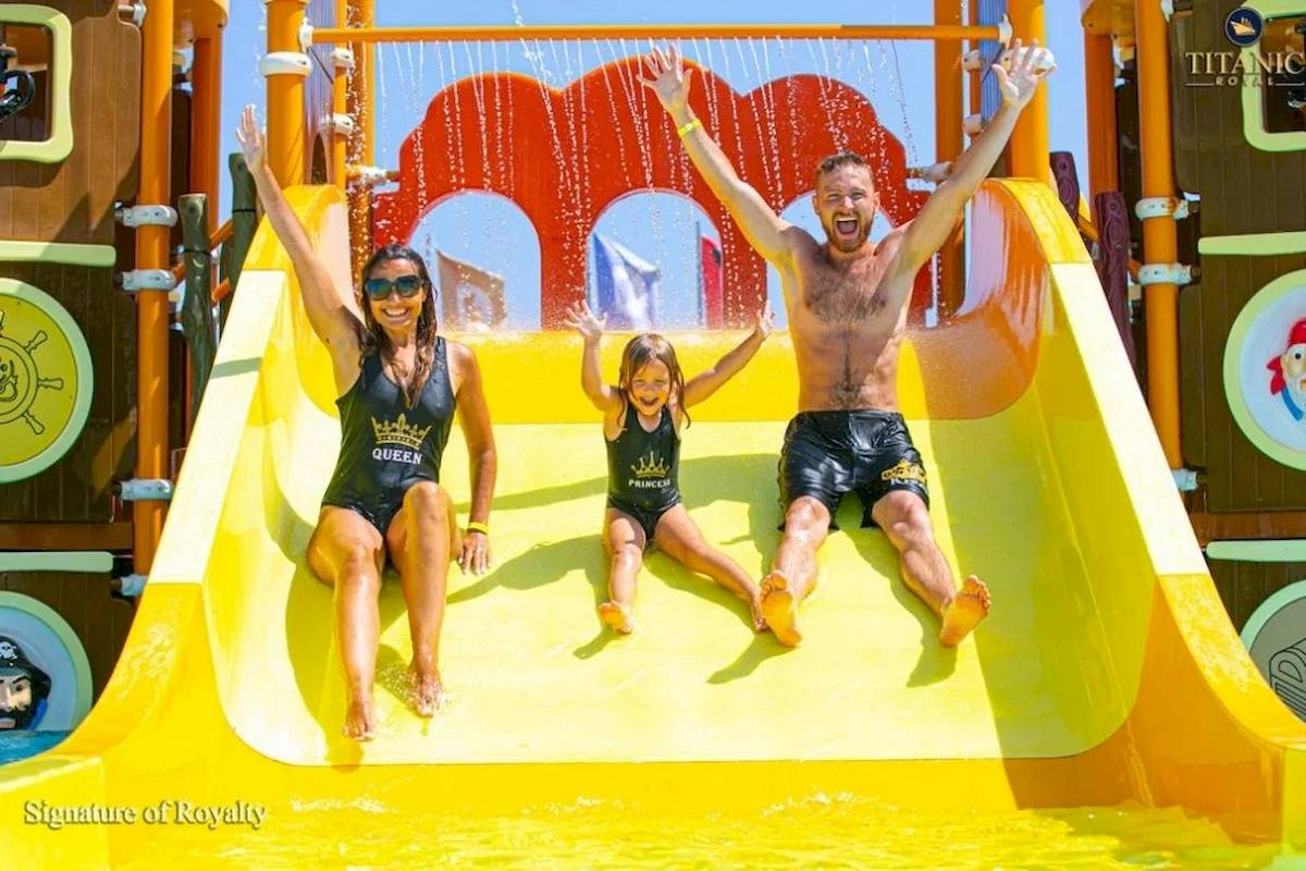 Familie auf einer gelben Wasserrutsche im Titanic Royal Hotel
