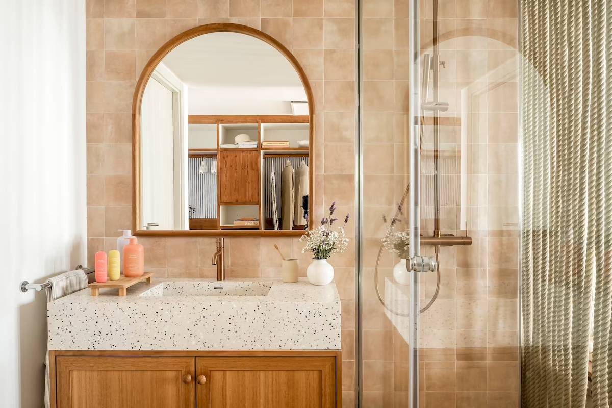 Badezimmer des Zel Mallorca Hotels mit Spiegel, Dusche und Waschtisch