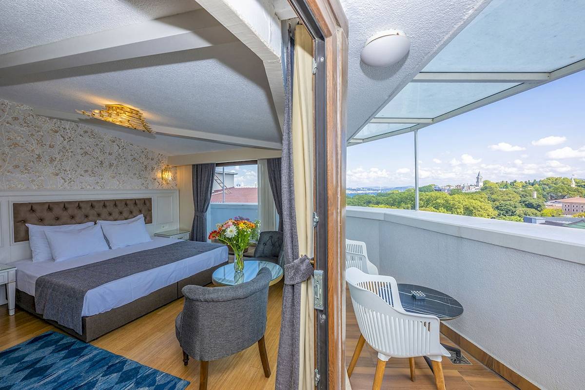 Zimmer im Arden City Hotel mit Blick auf die Stadt vom Balkon.