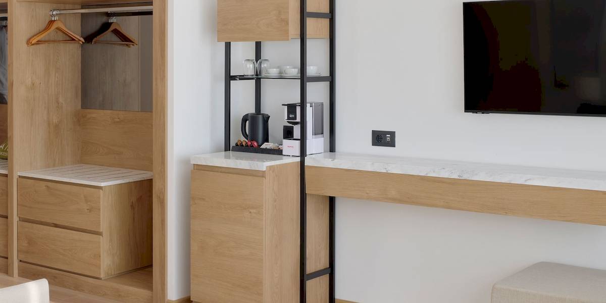 Innenansicht eines Hotelzimmers im Melia Durres Albania, mit Kleiderschrank, Fernseher und Schreibtisch.