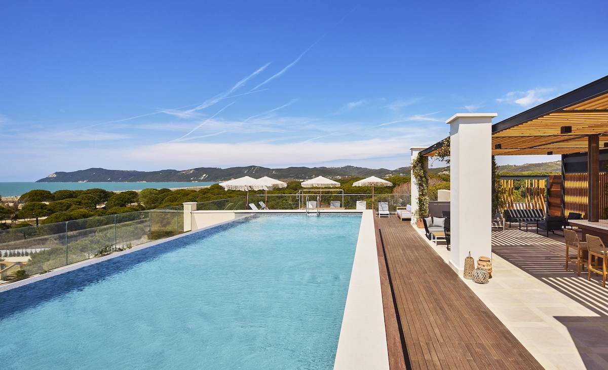 Hotelterrasse des Melia Durres Albania mit Pool und Meerblick