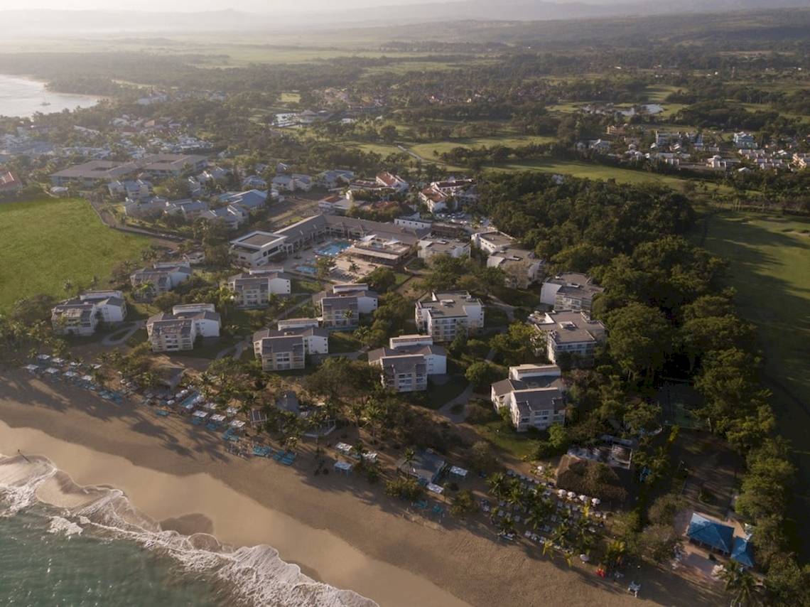 Luftaufnahme des Emotions By Hodelpa Hotels in Puerto Plata, umgeben von Bäumen und Strand