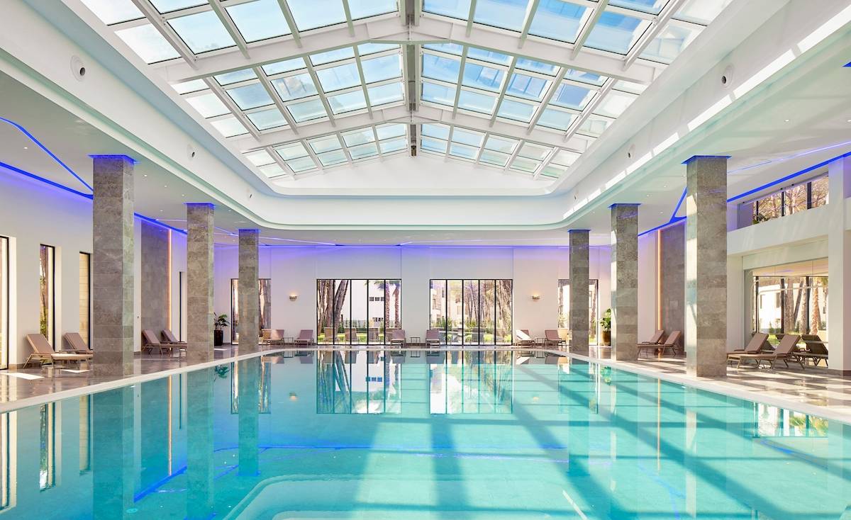 Innenpool des Melia Durres Albania Hotels mit Glasdach und Lounge-Bereich