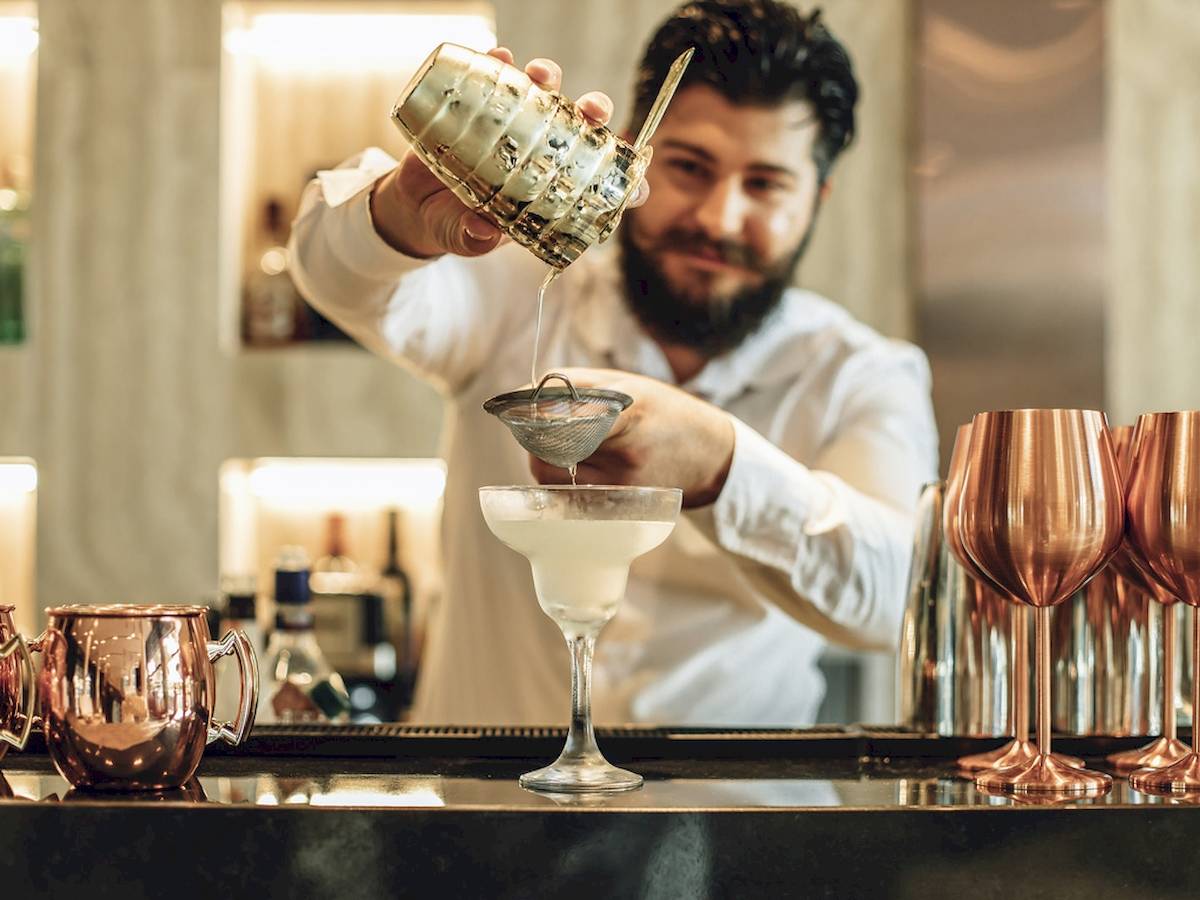 Barkeeper im M�övenpick Hotel Lalez Durres bereitet einen Cocktail zu