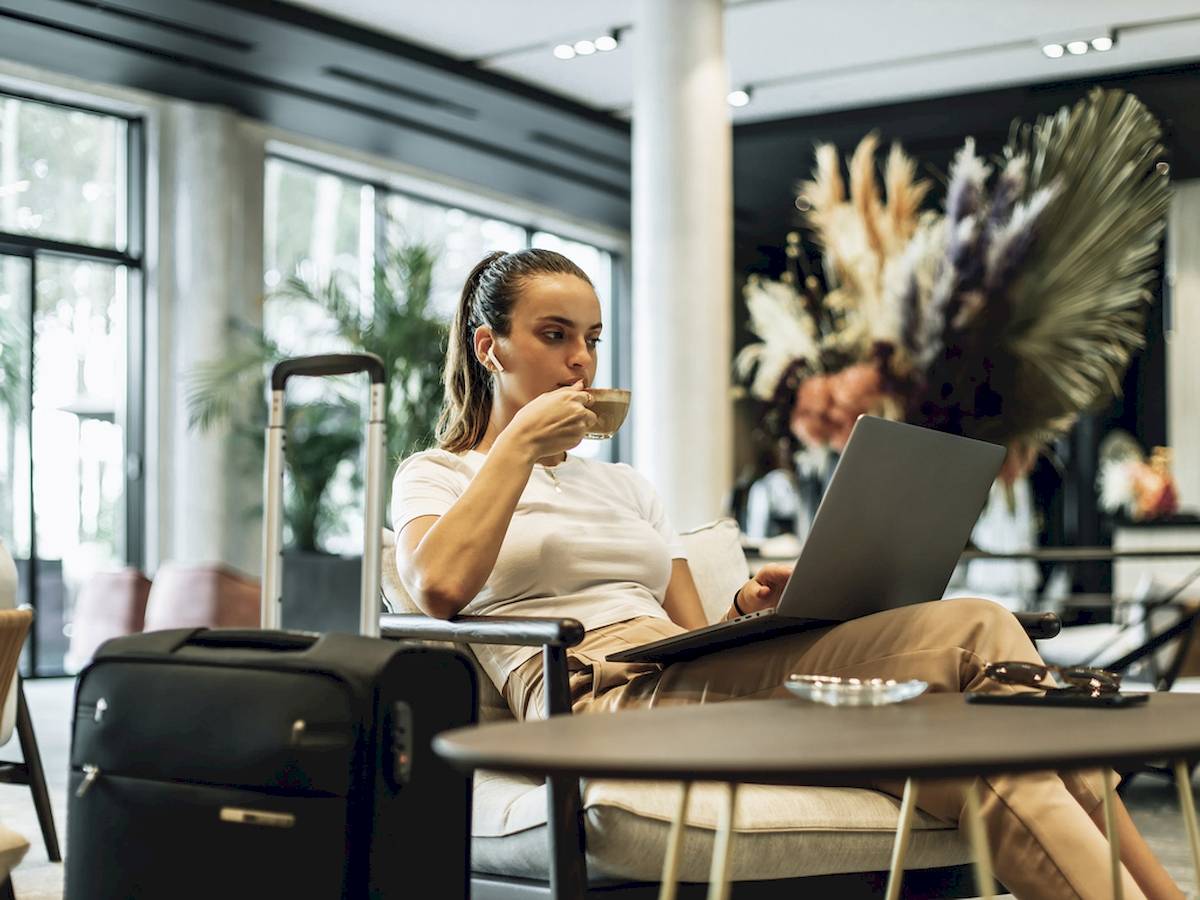 Frau im Mövenpick Hotel Lalez Durres mit Laptop und Kaffee