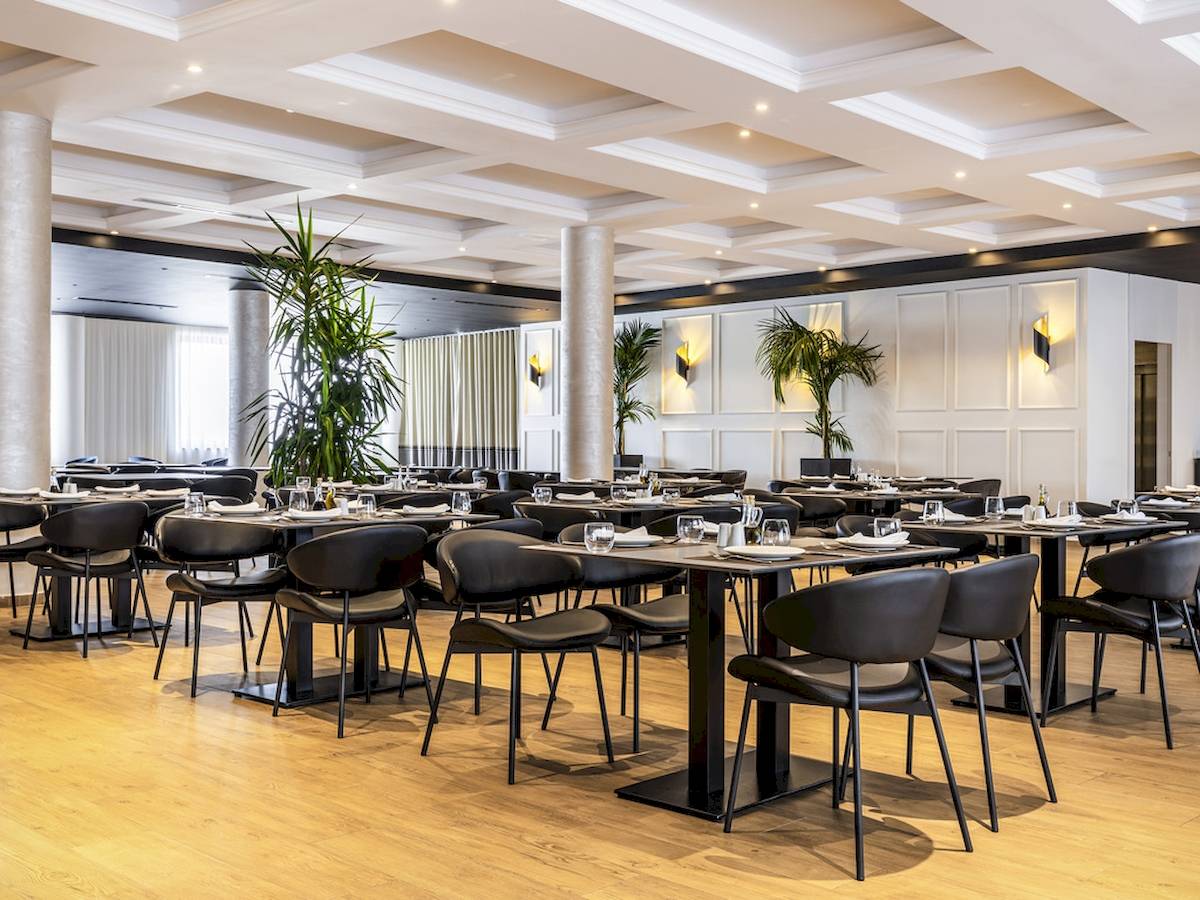 Mövenpick Hotel Lalez Durres - Innenbereich des Restaurants mit gedeckten Tischen und modernen Möbeln.