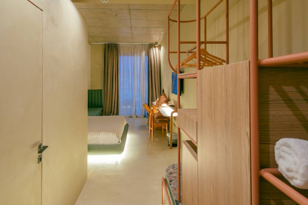 Innenansicht eines Hotelzimmers von Epidamn White Sensation mit Bett, Schreibtisch und Kleiderschrank.