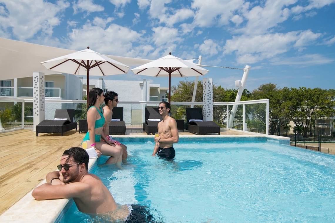Gäste entspannen sich im Poolbereich des Emotions By Hodelpa Hotels in Puerto Plata