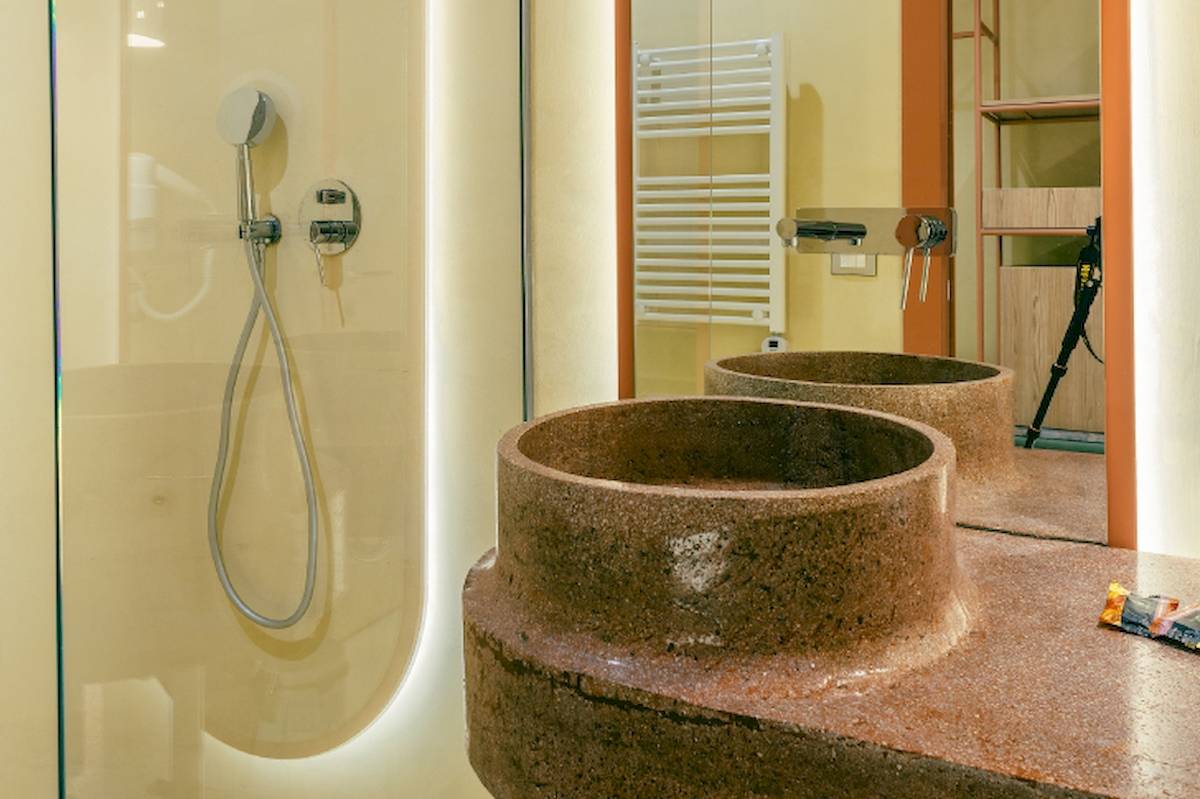 Badezimmer im Epidamn White Sensation Hotel mit Duschbereich und Waschbecken