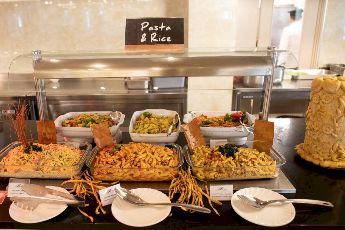 Buffet mit verschiedenen Nudelgerichten und Reis im Fafa Premium Resort.