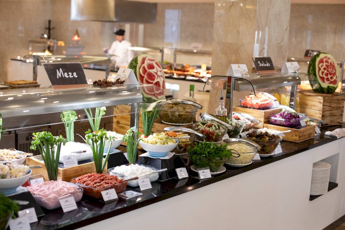 Buffet-Tisch im Fafa Premium Resort mit verschiedenen Gerichten und Salaten.