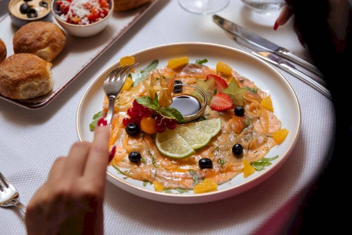 Frühstücksbuffet im Gloria Palace Hotel mit Lachs und Früchten