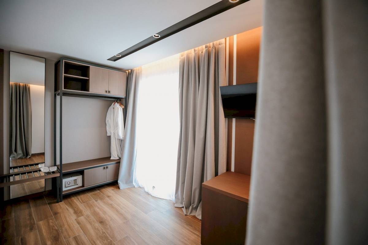 Garderobe im Zimmer des Klajdi Resort & SPA mit Spiegel und Schrank