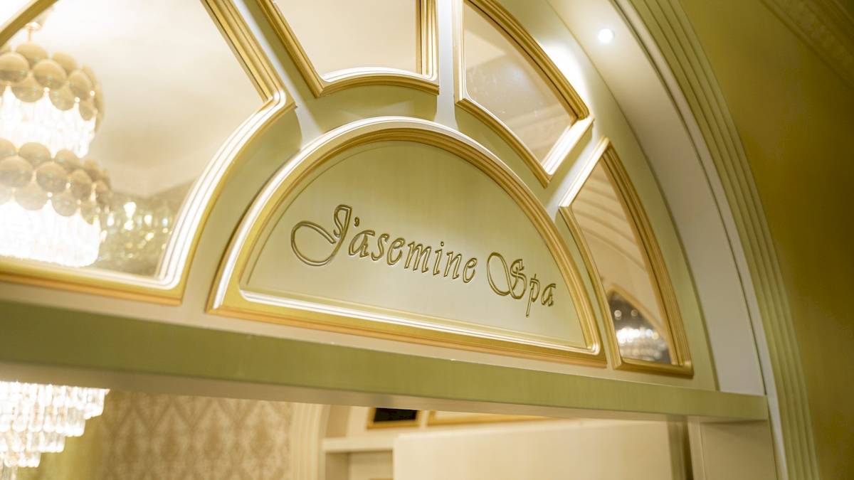 Eingang zum Jasmine Spa des Diamma Resorts mit goldener Einfassung und Kristallleuchter.