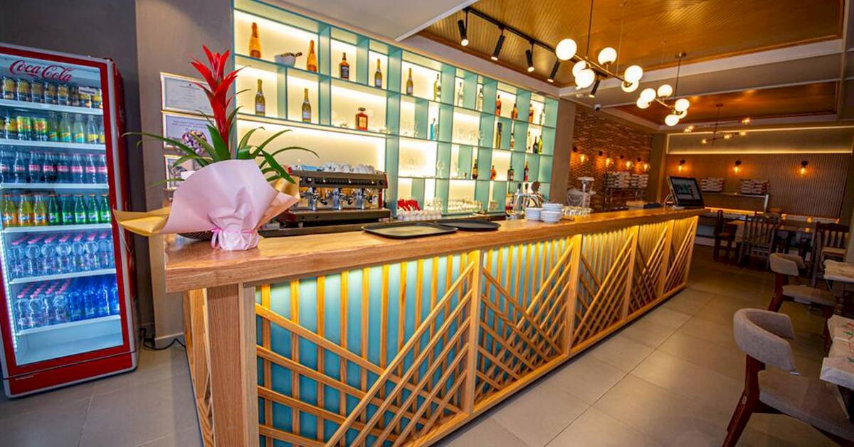 Die Rezeption im Vila Mare Hotel mit einer thematischen Bar und Getränken im Hintergrund.
