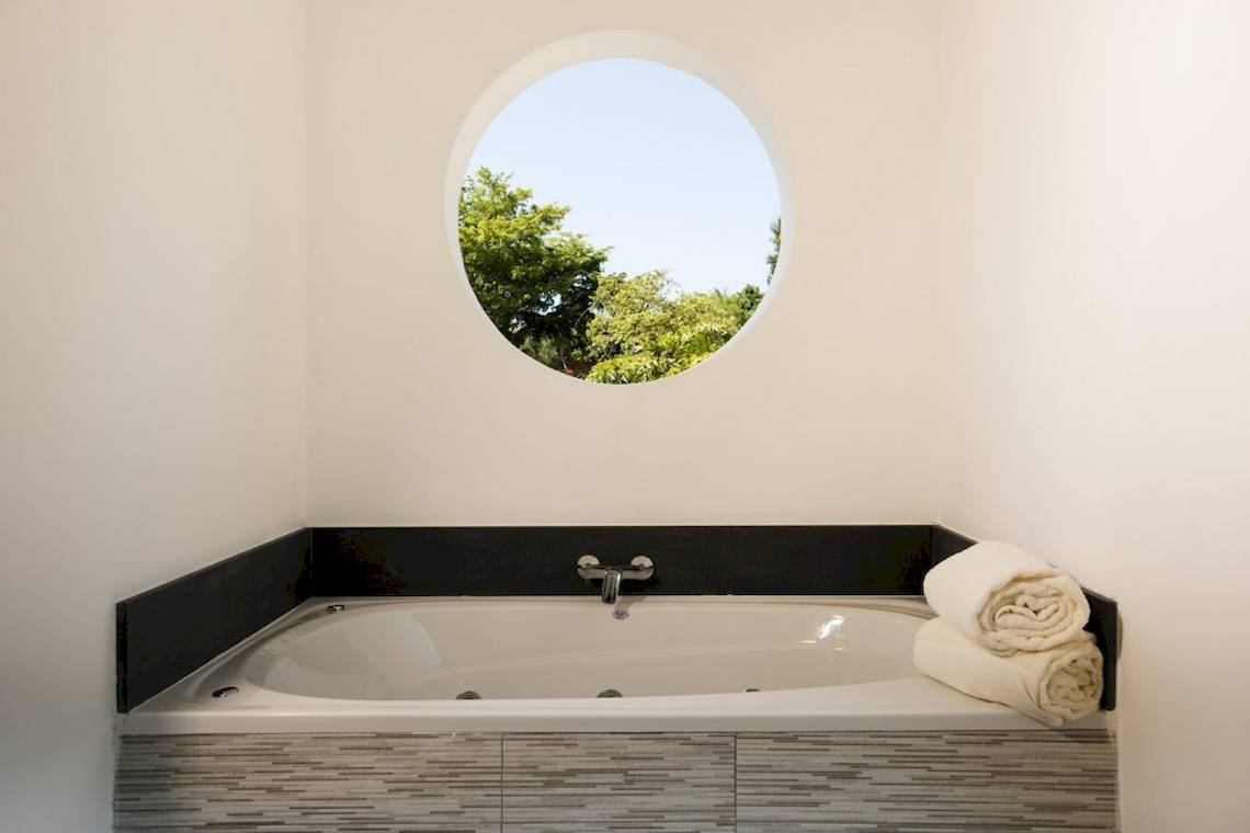 Badewanne mit Ausblick auf Bäume im Emotions By Hodelpa Hotel