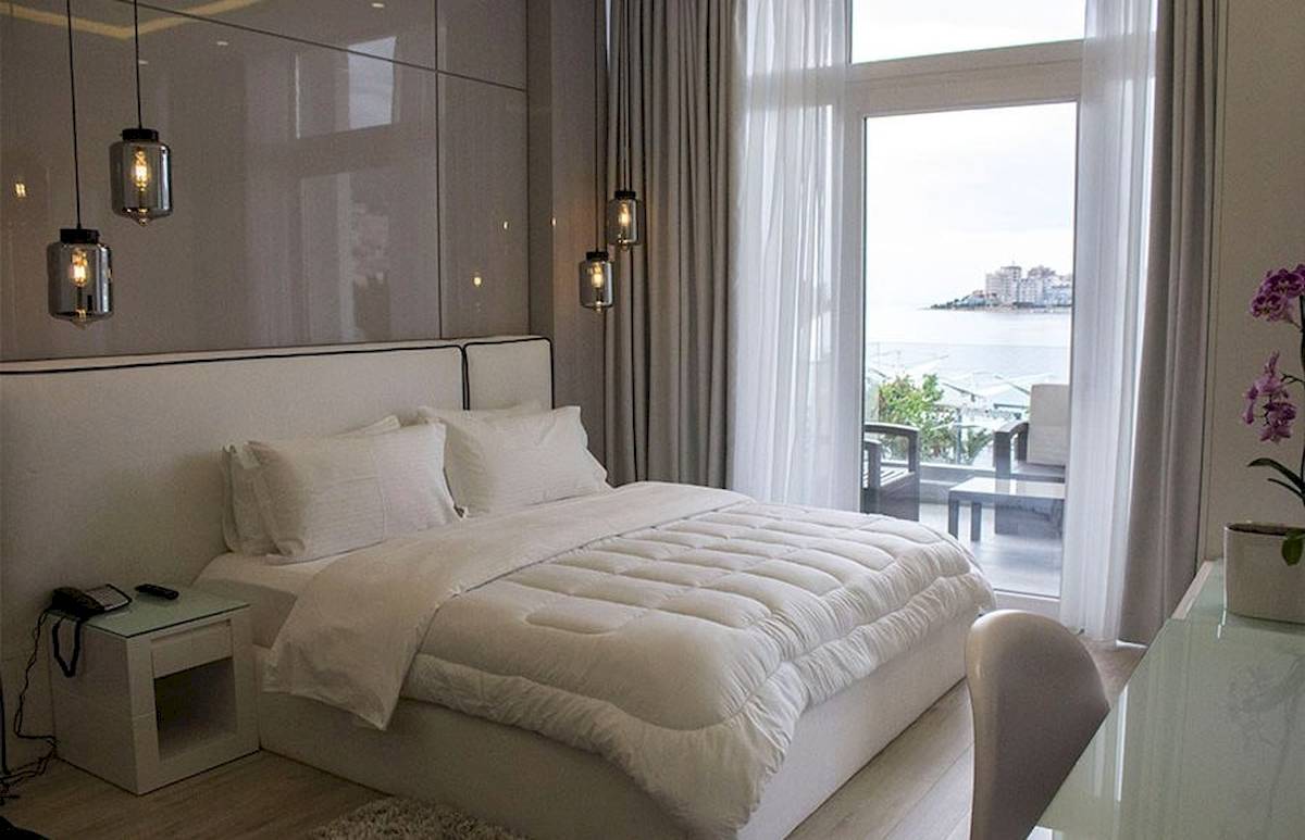 Schlafzimmer im Demi Hotel mit Blick auf den Ozean und modernem Design.