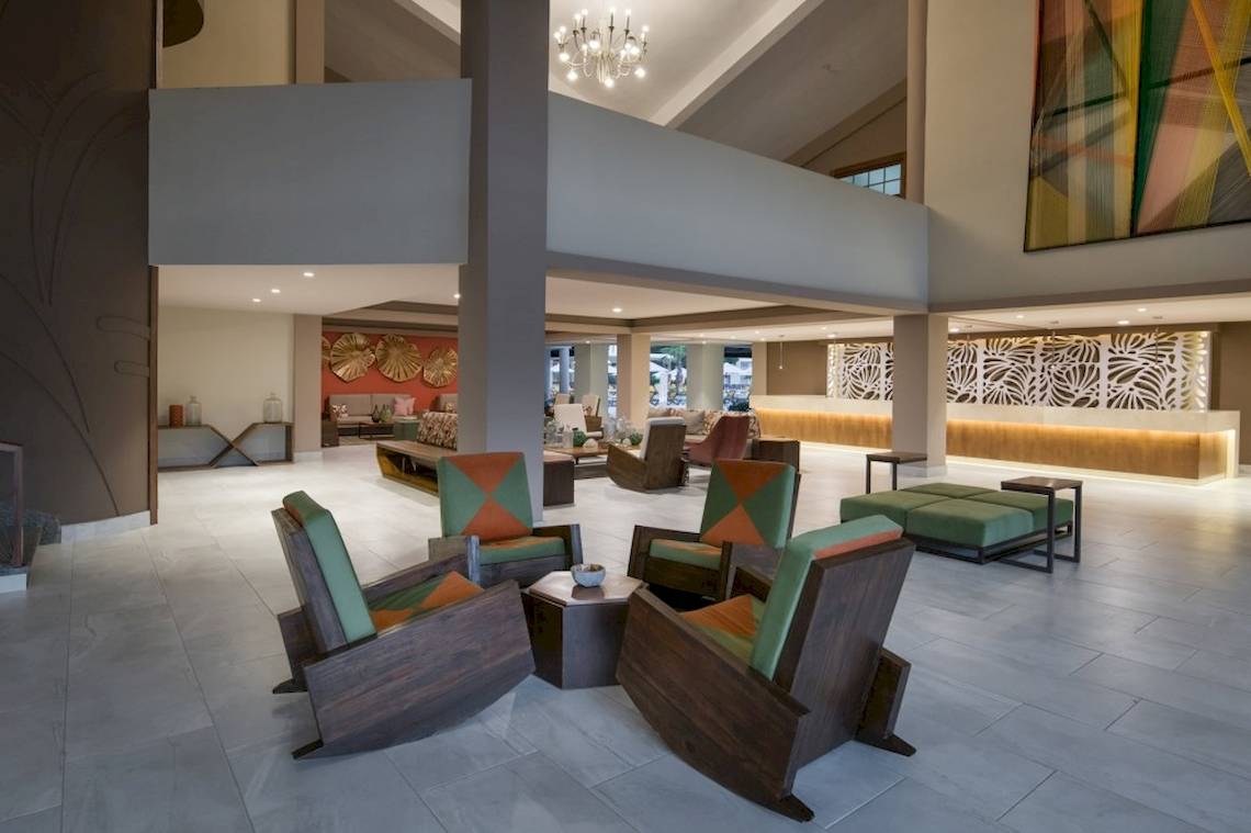 Lobbybereich des Emotions By Hodelpa Hotel mit modernen Möbeln und Kunstwerken.