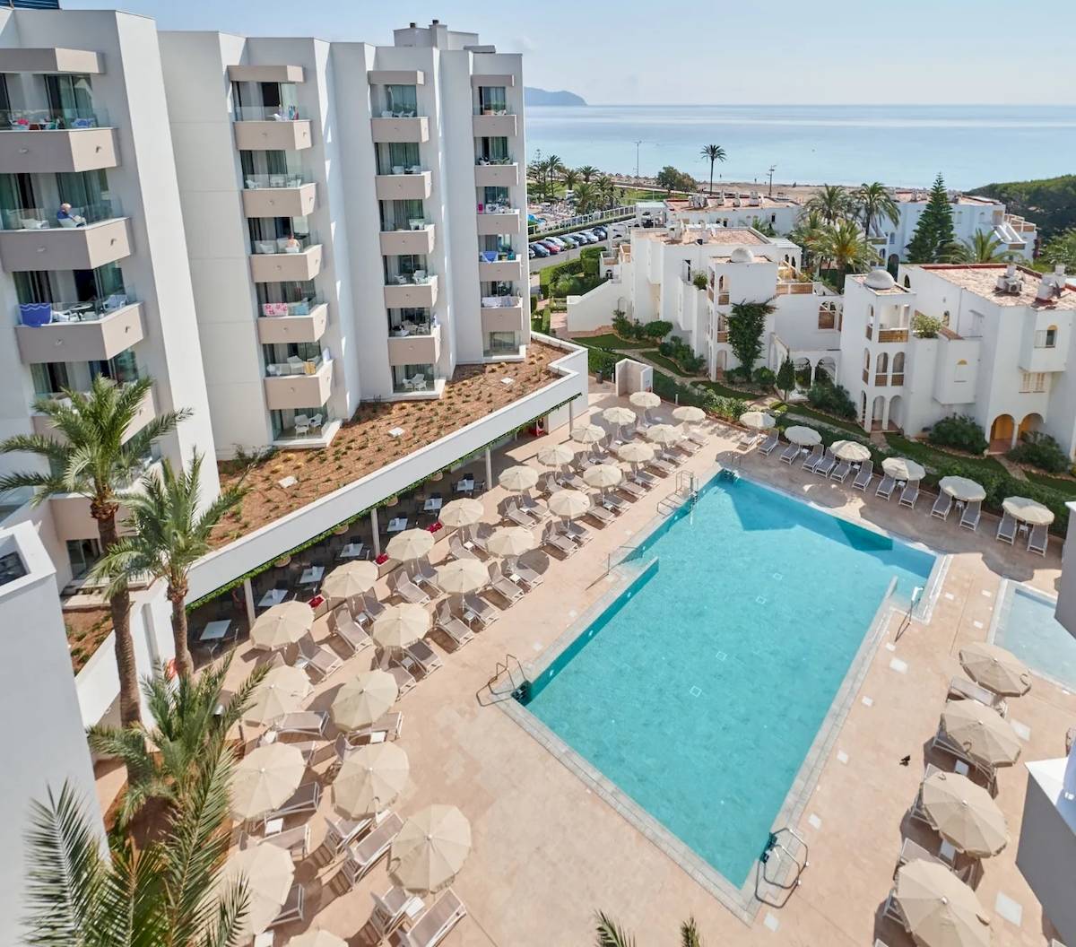 Luftaufnahme des Hipotels Bahia Grande Hotel mit Pool und Sonnenliegen