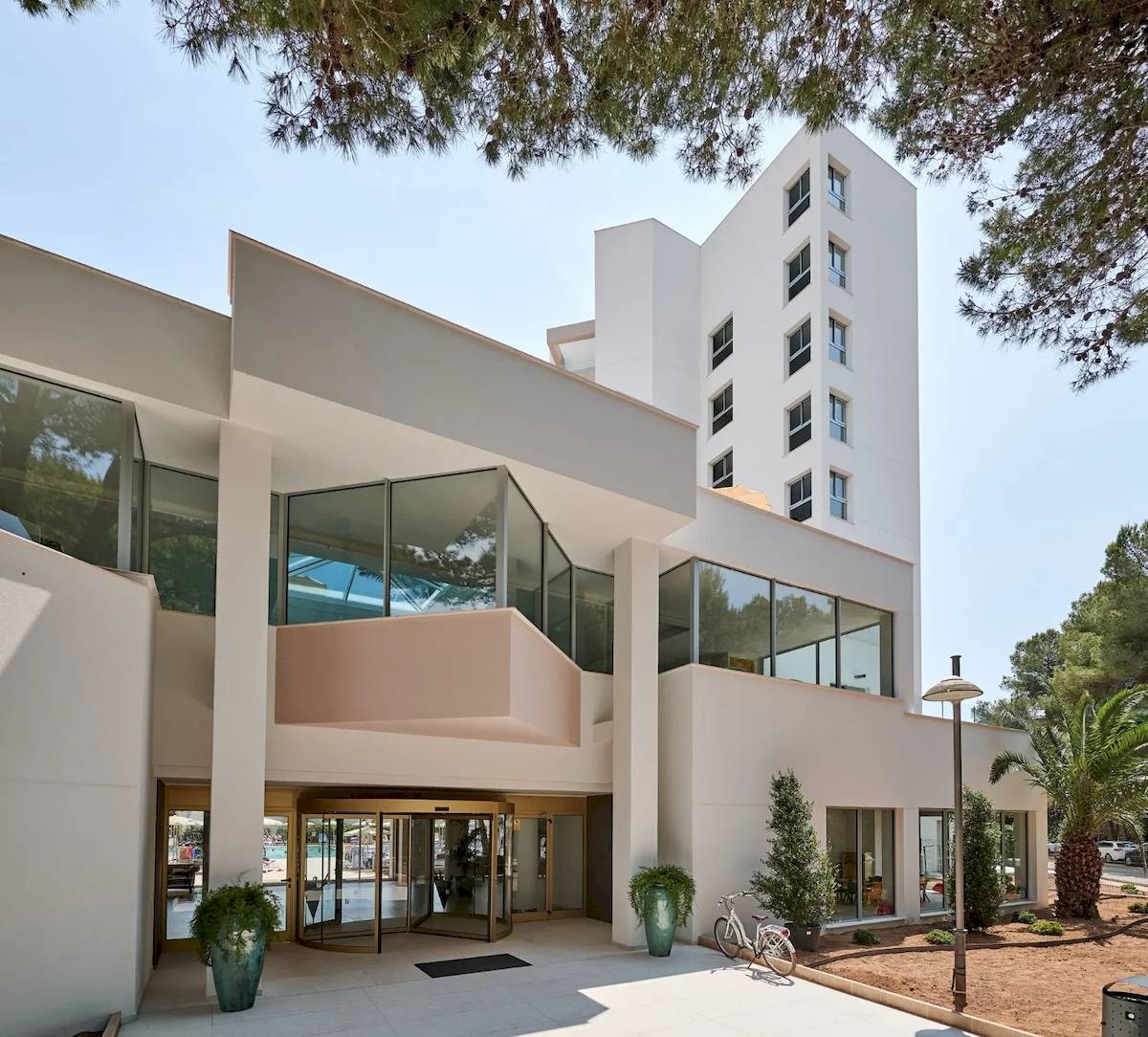 Außenansicht des Hipotels Bahia Grande Hotels mit Eingang, Glasfassade und Pflanzen.