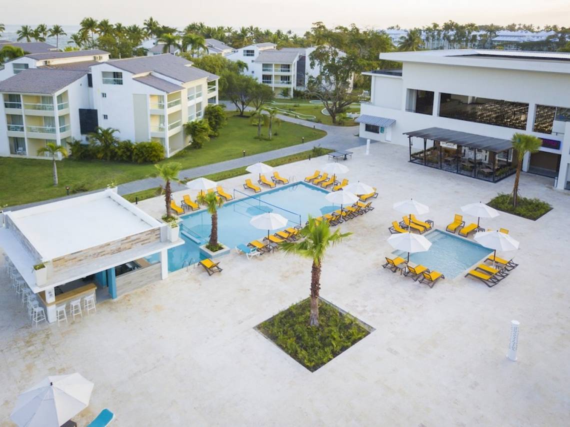 Luftaufnahme des Emotions By Hodelpa Puerto Plata Resorts mit Swimmingpool und Sonnenliegen.