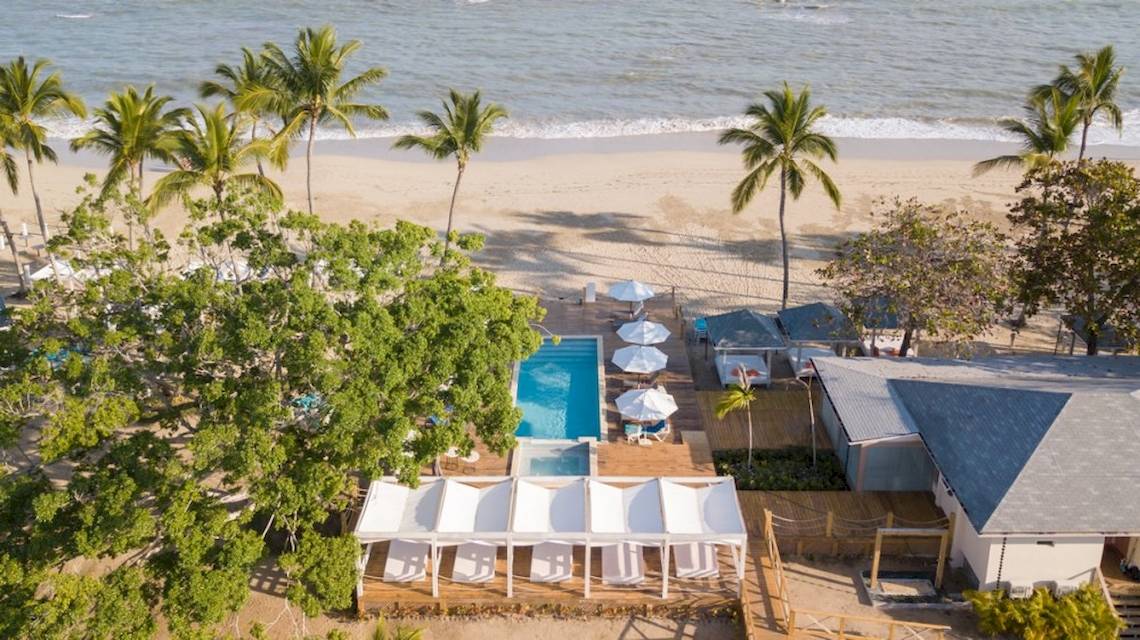 Luftaufnahme des Emotions By Hodelpa Hotel mit Pool und Strandanlage.