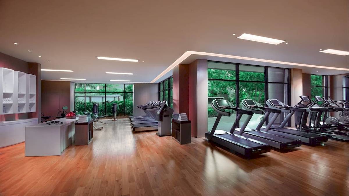 Fitnesscenter im Grand Hyatt Dubai mit modernen Laufbändern und Ausblick auf die Außenlandschaft.