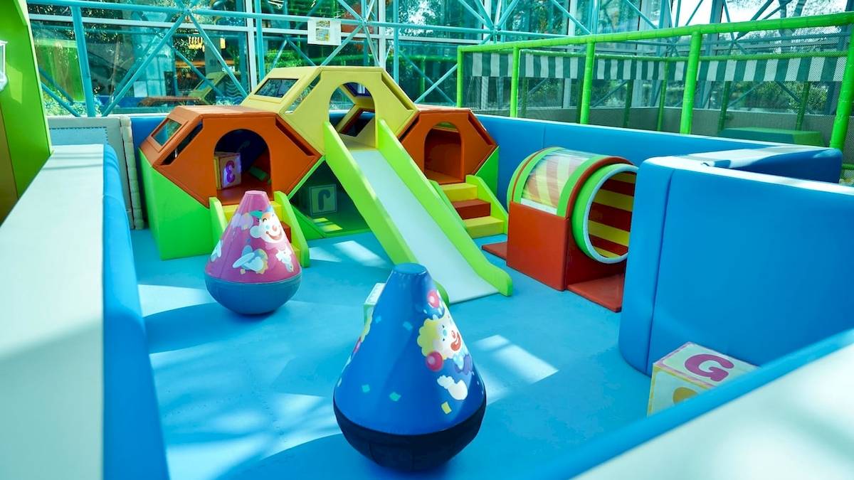 Farbig gestalteter Spielplatz im Grand Hyatt Dubai mit Rutsche und Spielhäusern.