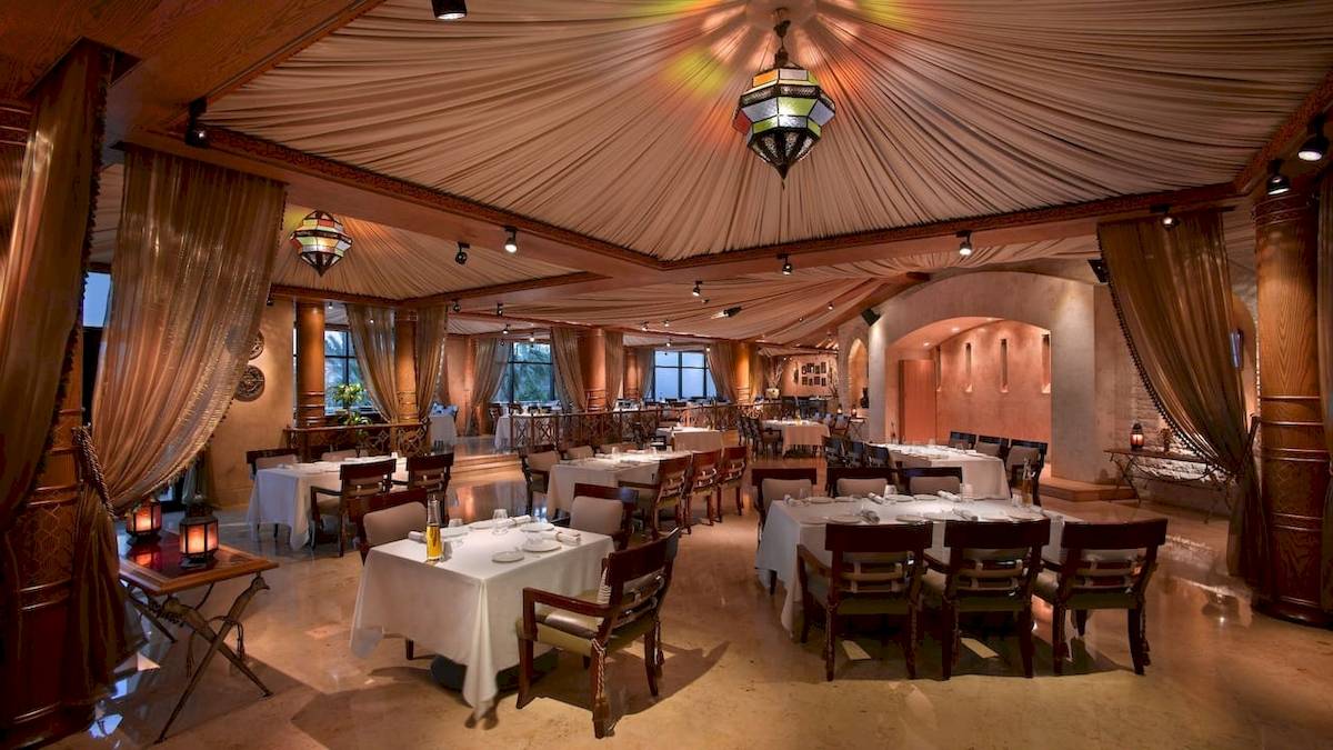 Innenansicht des Grand Hyatt Dubai Restaurants mit gedeckten Tischen und orientalischer Dekoration.