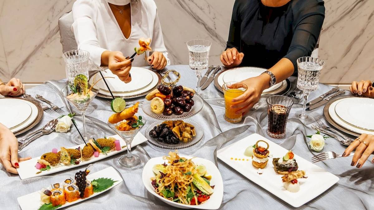 Eleganter Tisch im Grand Hyatt Dubai mit verschiedenen Gerichten und Getränken.