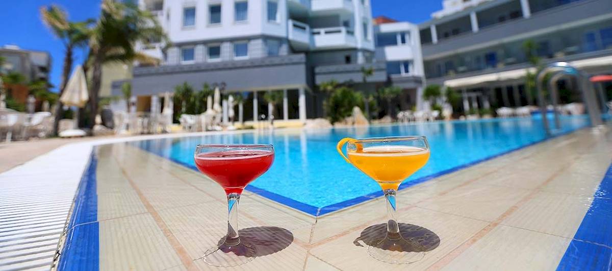 Zwei Cocktails am Pool des Dyrrah Hotels.