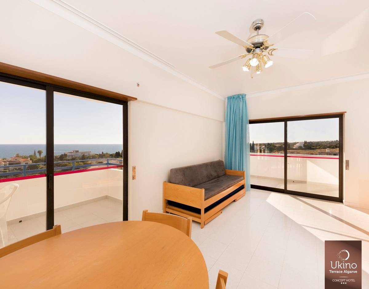 Balkon des Ukino Terrace Algarve Hotels mit Sofa und Tisch und Meerblick