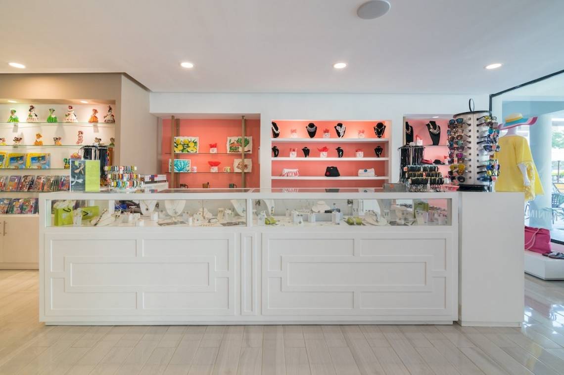 Innenansicht eines Schmuckladens im Emotions By Hodelpa Hotel mit Regalen, Vitrinen und Accessoires.