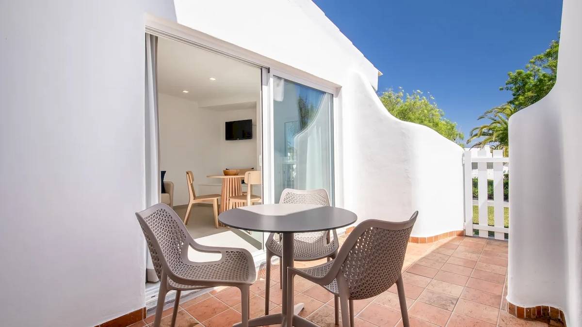 Der Balkon des Ancora Park Hotels mit Tisch und Stühlen auf der Terrasse.