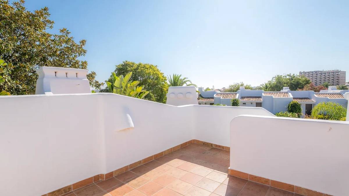 Balkon des Ancora Park Hotels mit Blick auf die umliegende Landschaft