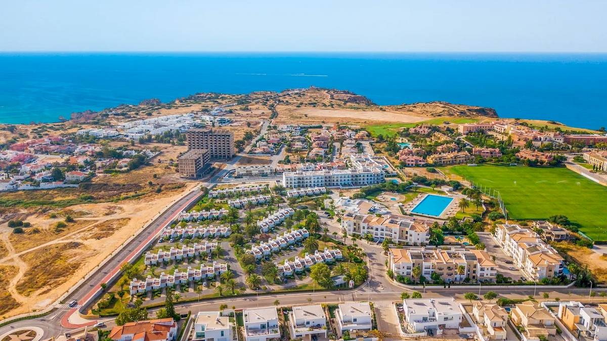 Luftaufnahme des Ancora Park Hotels mit Blick auf das Meer und die Anlage