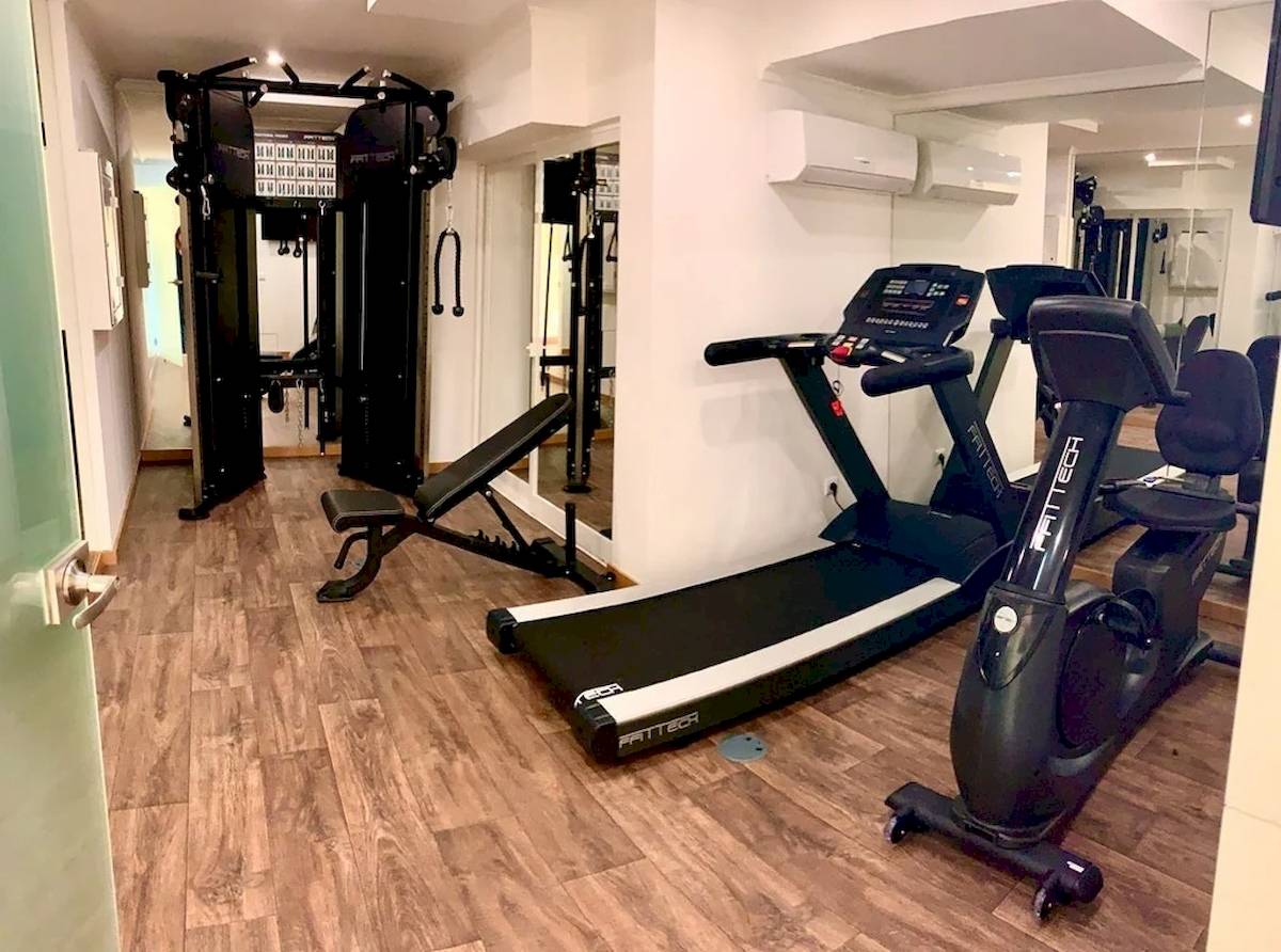 Fitnessraum im Baia Grande Hotel mit einem Laufband, einem Rudergerät und Kraftgeräten.