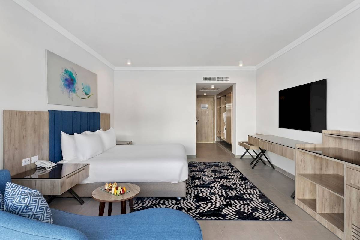Hotelzimmer im Pickalbatros Blu Spa Resort mit Bett, Fernseher und Schreibtisch.